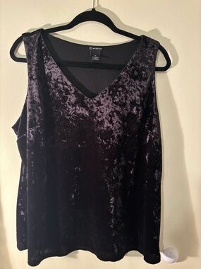 NWOT New Directions Crushed  Velvet V-Neck Sleeveless Top in Black